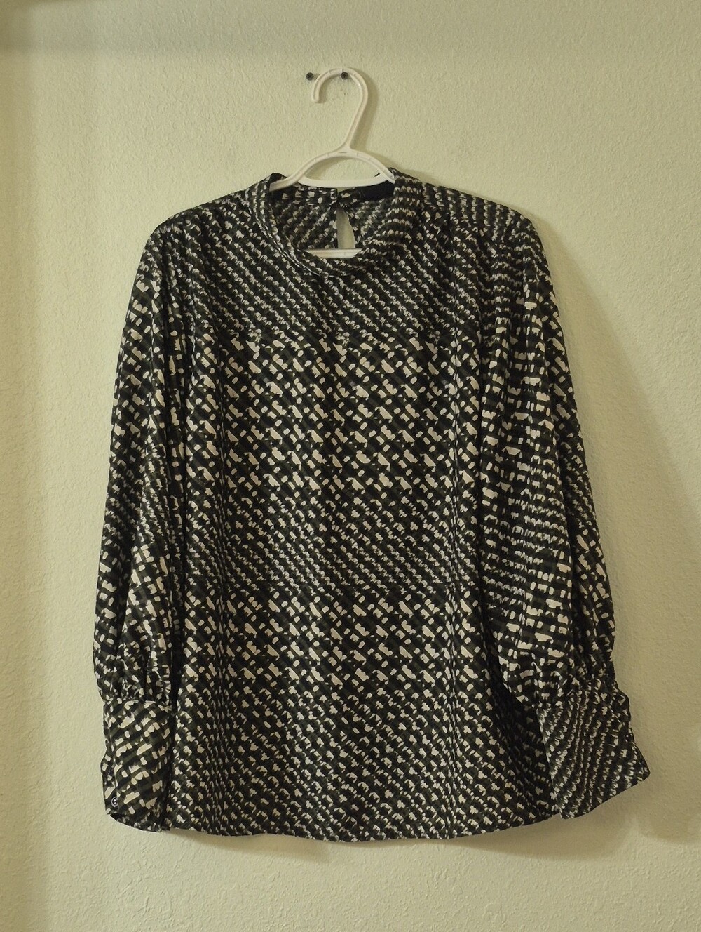Black & White Patterned Women’s Long-Sleeve Sweater